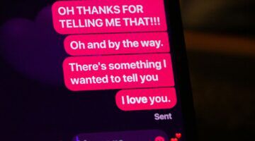 Een berichtje dat iemand verstuurt bij datingfraude