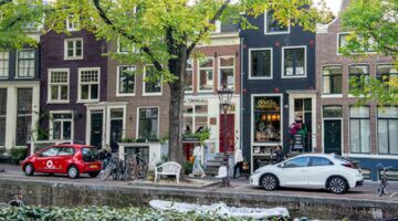 Auto's geparkeerd in Amsterdam, waar de parkeerkosten het hoogst zijn van heel Nederland