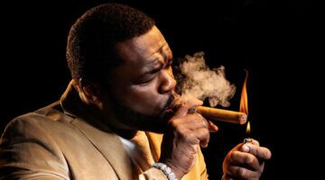 50 cent rookt een sigaar