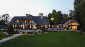 Buitenaanzicht van de villa uit de Netflix-serie Amsterdam Empire