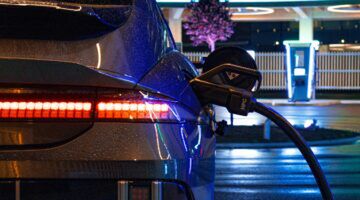 Een elektrische auto die wordt opgeladen