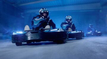 Twee karts rijden op ijs