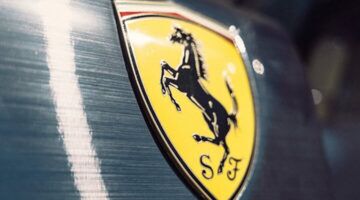 Ferrari-logo op de zijkant van een auto