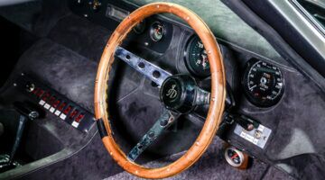 Auto-interieur met houten stuur