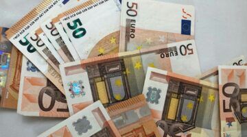 Geld, wat werkenden meer verdienen dankzij de stijgende werkloosheid.