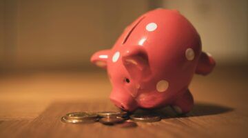 Een spaarvarken met geld, wat je extra over kan houden dankzij de regels omtrent kinderopvang in 2026.