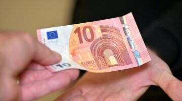 Persoon die andere persoon geld geeft in kwestie