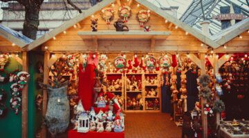 Een kleurrijke kerstkraam vol souvenirs