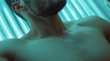 Man onder de zonnebank