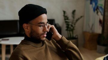 Man met muts en trui, spullen die je kan kopen bij TK Maxx