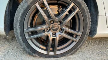 Een lekke band als autoschade