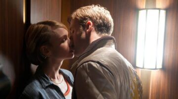 de iconische kussc&egrave;ne uit Drive (2011 ) met Ryan Gosling en Carey Mulligan