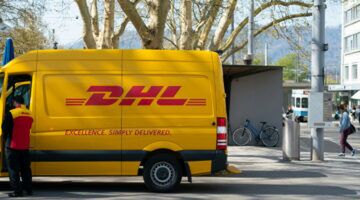 Busje DHL op straat
