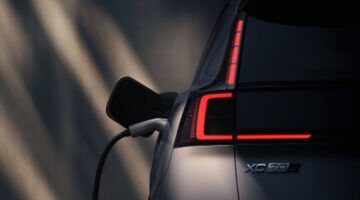 Volvo XC70, een EREV elektriche auto aan het laden