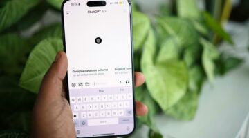 Een man houdt een telefoon vast met een AI-app geopend