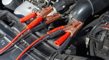 Startkabels op het motorcompartiment