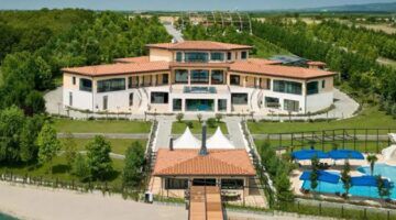 De voorzijde van de villa van Novak Djokovic.