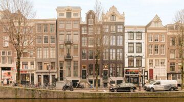 Het gebouw aan de Amsterdamse grachten waarin de woning is geplaatst.