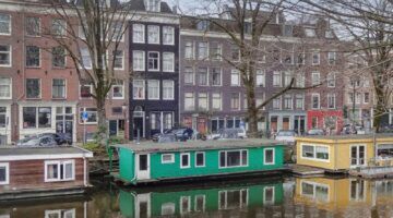 De buitenzijde van de woonboot in Amsterdam.