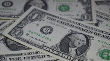 Dollars, die mensen in de VS meer moeten betalen wegens de importheffingen.