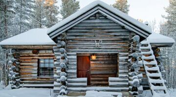 De voorzijde van het huis in Lapland.