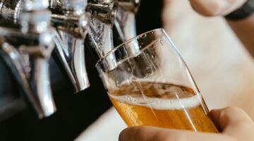 Een glas met isotoon bier.