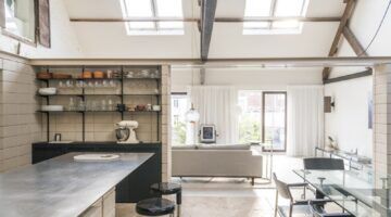 De keuken en woonkamer van het huis in Gent.