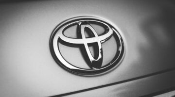 Motorkop van een Toyota met het logo er op