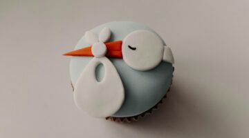 Ooievaar op een muffin