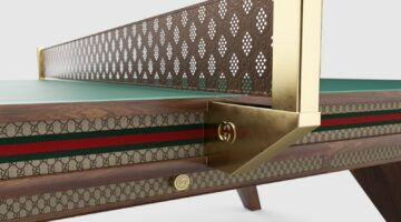 De zijkant van de pingpongtafel van Gucci.