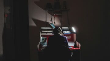 Persoon die aan het werk is achter het bureau