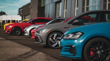 Een rij met verschillende geparkeerde auto's