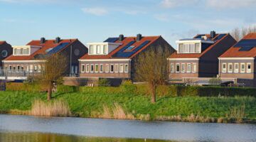 Een rij huizen aan een kanaal