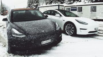 Elektrische auto's die in de winter zijn ondergesneeuwd