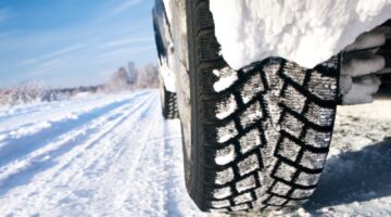 Een auto met winterbanden op de sneeuw