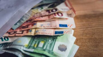 Envelop met briefjes geld (dit verschil zal de koopkracht niet zijn in 2026)
