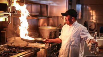 Een chef-kok in de keuke