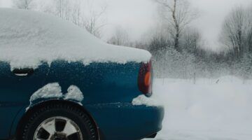 Een ondergesneeuwde auto