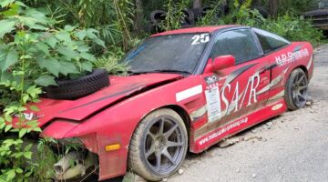 Een verlaten auto op de Hiroshima Speedway