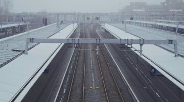 Een spoorweg vol sneeuw