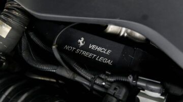 'vehicle not street legal' met Ferrari-logo in motorkap