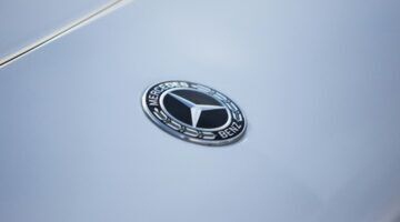 Mercedes-Benz logo op motorkap
