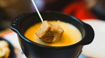 Stukje brood in kaasfondue