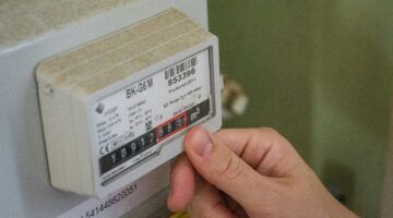 Man die bezig is met een gasmeter