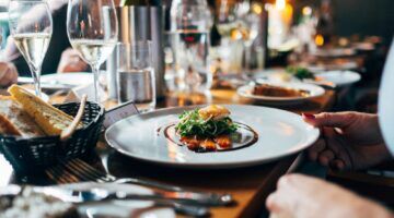 De restaurantprijzen in Europa: dit kost een diner voor twee in de zomer van 2026