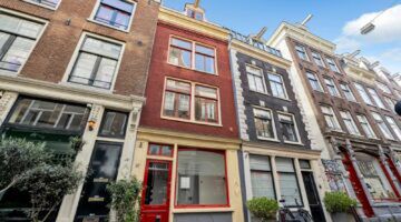 De voorzijde van het pand in Amsterdam