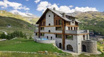 De voorzijde van het chalet in de Alpen.