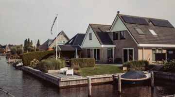 Huizen in een van de gemeenten waar de huizenprijzen erg hoog zijn.