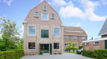 De voorzijde van het woonhuis dat op Funda staat.