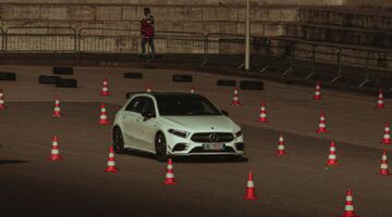 Een Mercedes die vermoedelijk wordt bestuurd door een autotester met een riant salaris.